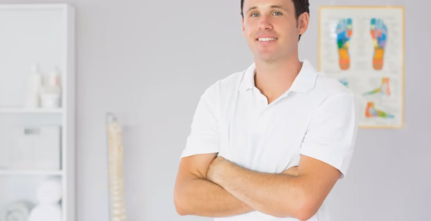 Physiotherapeut in weißem tshirt